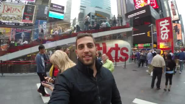 Retrato de un turista en Times Square — Vídeo de stock