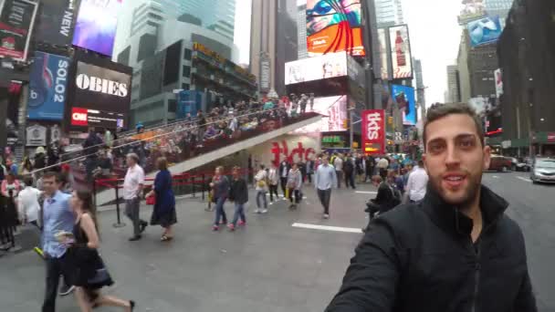 Porträtt av en turist i Times Square — Stockvideo