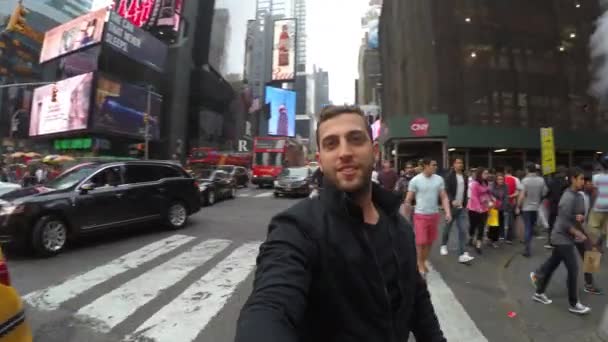 Retrato de un turista en Times Square — Vídeo de stock