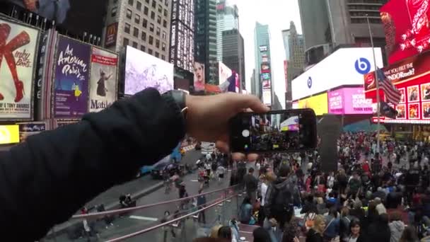 盖伊在时代广场录制视频 — 图库视频影像