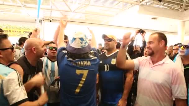 Аргентинские фанаты поют перед махом — стоковое видео