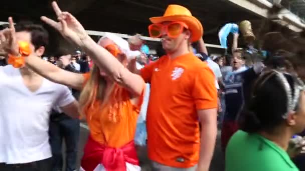 I tifosi olandesi vanno alla partita — Video Stock