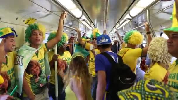 Brasileiros Fãs cantam no metrô — Vídeo de Stock