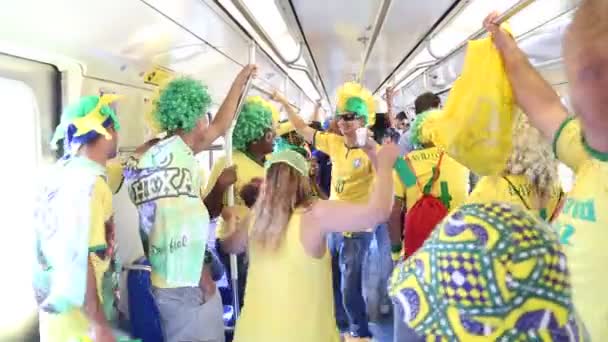 Бразильские фанаты поют в метро — стоковое видео