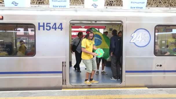 Ventilador brasileiro canta no metrô — Vídeo de Stock