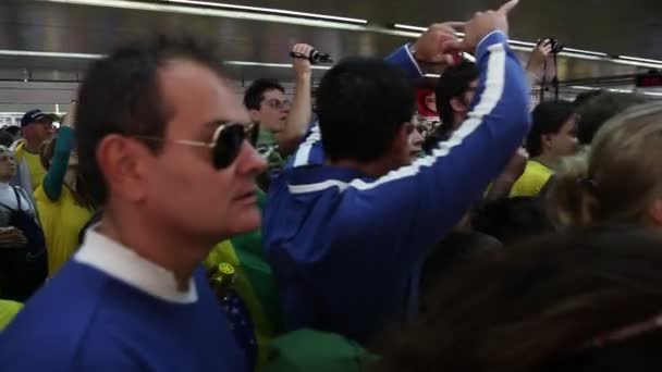 Apoiantes saindo do metrô — Vídeo de Stock