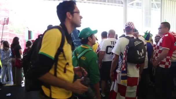 Fútbol Los aficionados esperan en la cola para entrar — Vídeos de Stock