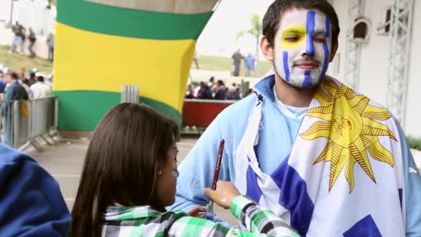 Uruguay Fan estaba pintando por un artista — Vídeo de stock