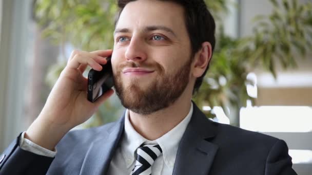 Homem de negócios resolver problema no telefone celular — Vídeo de Stock