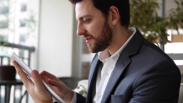 Hombre de negocios jugando con la tableta — Vídeo de stock