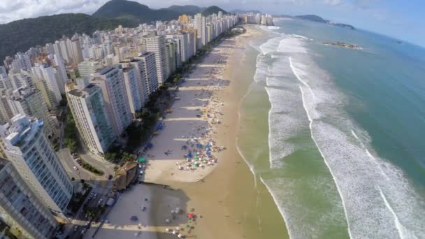 Известный пляж на побережье Бразилии — стоковое видео