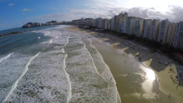 Famosa playa en la costa brasileña — Vídeos de Stock