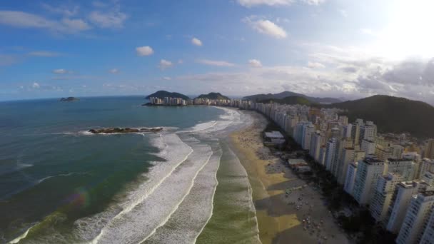 Famosa playa en la costa brasileña — Vídeo de stock