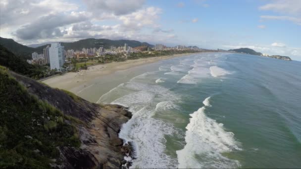 Beroemde strand in Braziliaanse kustlijn — Stockvideo