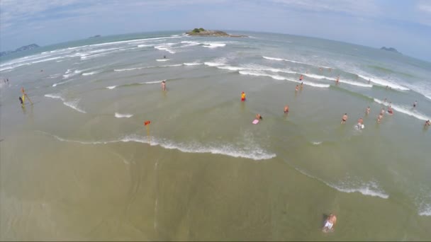 Multitud en la playa en un día de verano — Vídeo de stock