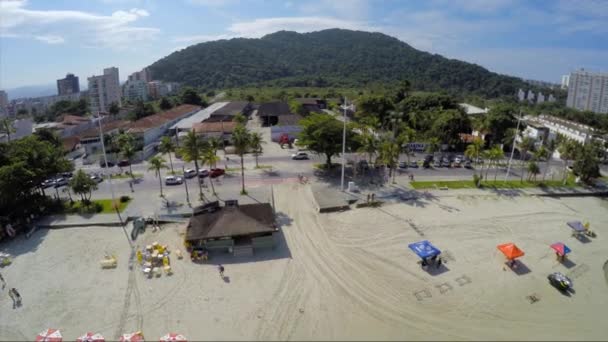 Kiosco de playa con bandera de Brasil y Francia — Vídeos de Stock