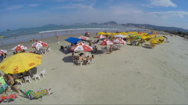 Foule à la plage un jour d'été — Video