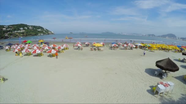 Foule à la plage un jour d'été — Video