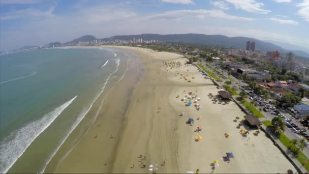 Beroemde strand in Braziliaanse kustlijn — Stockvideo