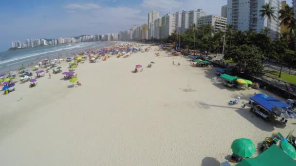 Foule à la plage un jour d'été — Video