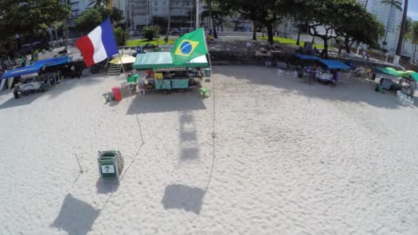 Παραλία περίπτερο με σημαία Βραζιλίας και Γαλλίας — Αρχείο Βίντεο