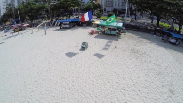 Kiosk strand med Brasilien och Frankrike flagga — Stockvideo