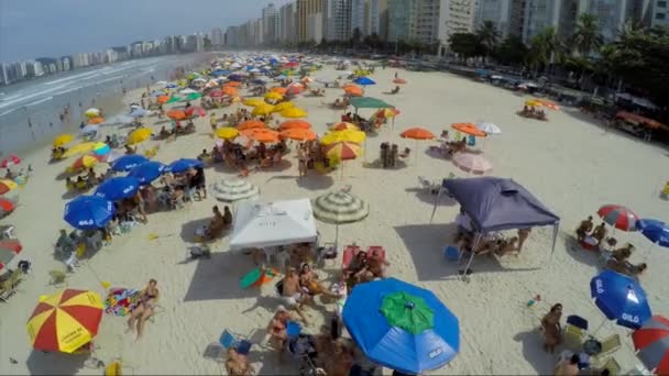 La folla in spiaggia in un giorno d'estate — Video Stock