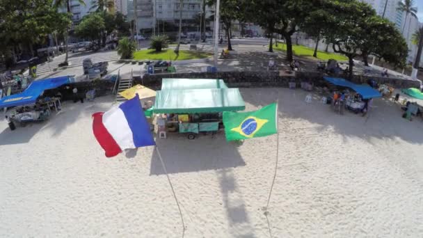 Kiosk strand met Brazilië en Frankrijk vlag — Stockvideo