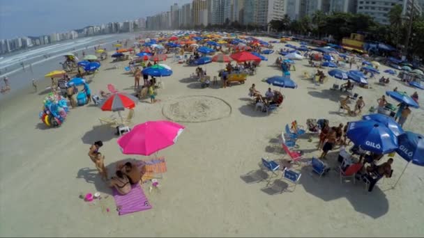 Folkmassan på stranden på en sommardag — Stockvideo