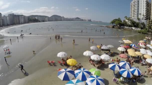 Multitud en la playa en un día de verano — Vídeos de Stock