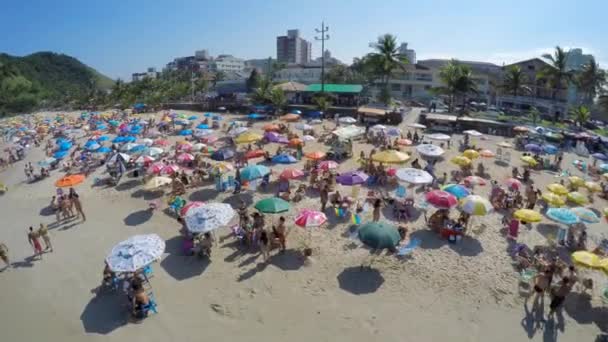 Bir Yaz Günü Plajda Kalabalık — Stok video