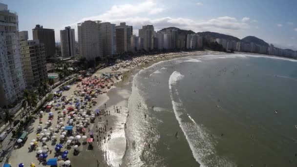 Famosa playa en la costa brasileña — Vídeo de stock