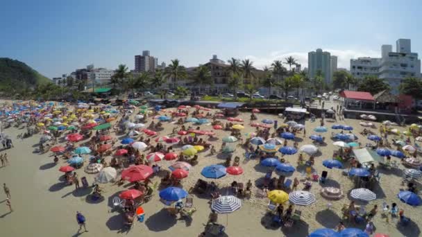 Το πλήθος στην παραλία μια καλοκαιρινή μέρα — Αρχείο Βίντεο