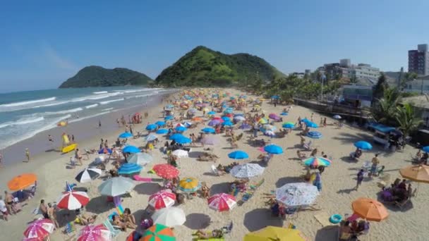 Multitud en la playa en un día de verano — Vídeos de Stock