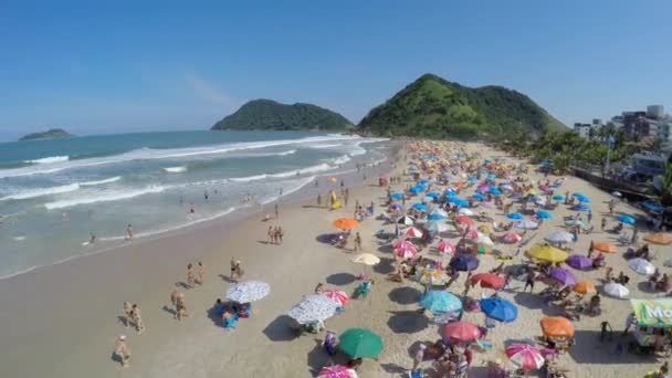 Foule à la plage un jour d'été — Video