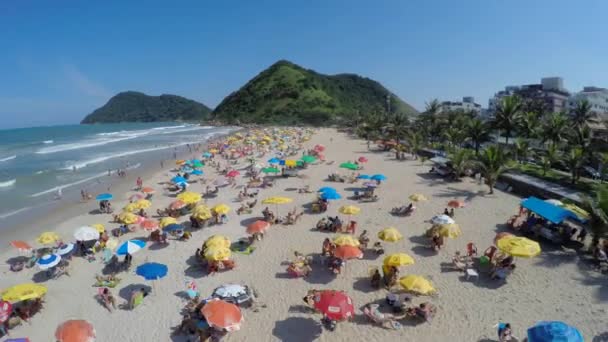 Multitud en la playa en un día de verano — Vídeos de Stock