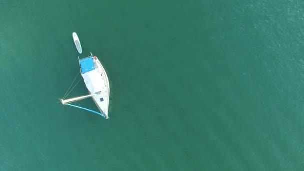 Вид с воздуха на парусные лодки — стоковое видео
