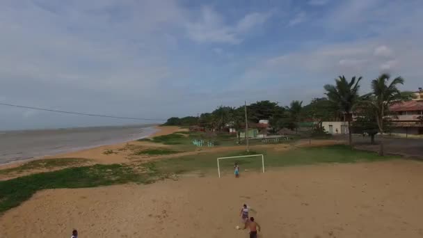 Rapazes a jogar futebol — Vídeo de Stock