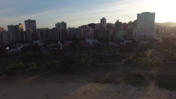 Pôr do sol incrível em uma praia — Vídeo de Stock