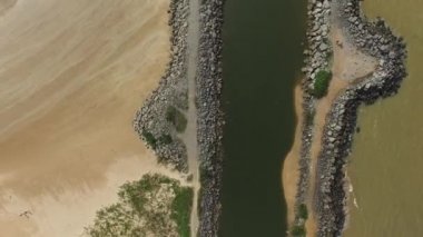 Bir kanal bir Beach havadan görünümü
