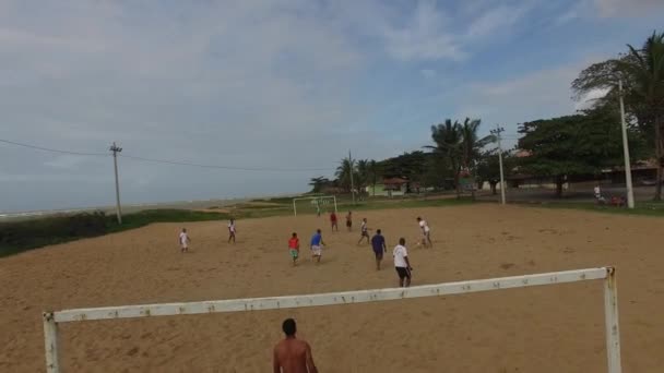 Chicos jugando al fútbol — Vídeos de Stock