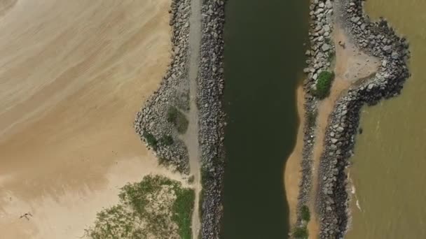 Vista aérea de un canal en una playa — Vídeo de stock