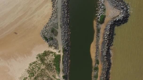 Letecký pohled na kanálu na pláži — Stock video