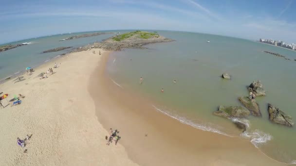 Turister besöker den lokala stranden — Stockvideo