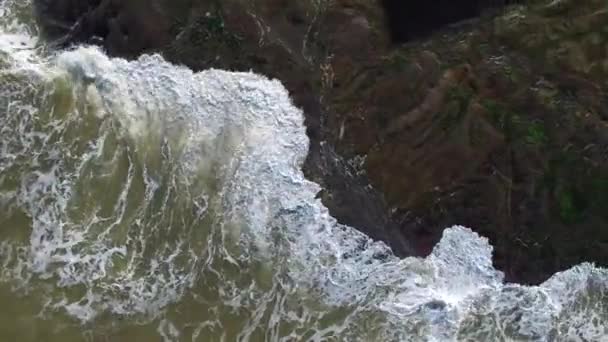 Olas corriendo Rocas — Vídeo de stock