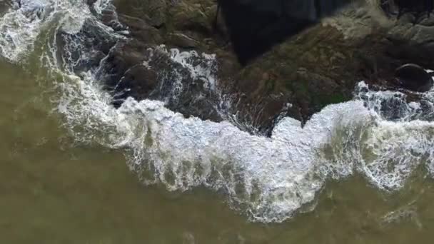 Olas corriendo Rocas — Vídeo de stock