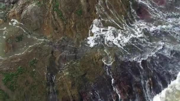 Olas corriendo Rocas — Vídeos de Stock