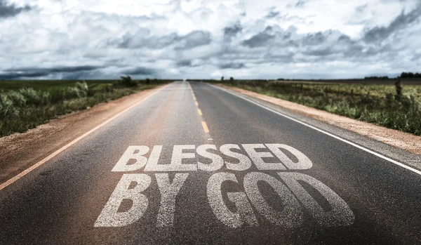 Gezegend door God geschreven op weg — Stockfoto