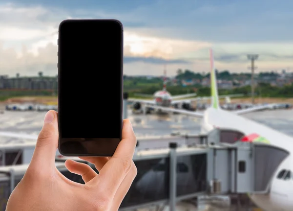 Mão segurando telefone inteligente móvel — Fotografia de Stock