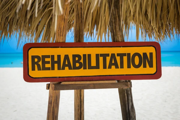 Señal de rehabilitación con playa — Foto de Stock